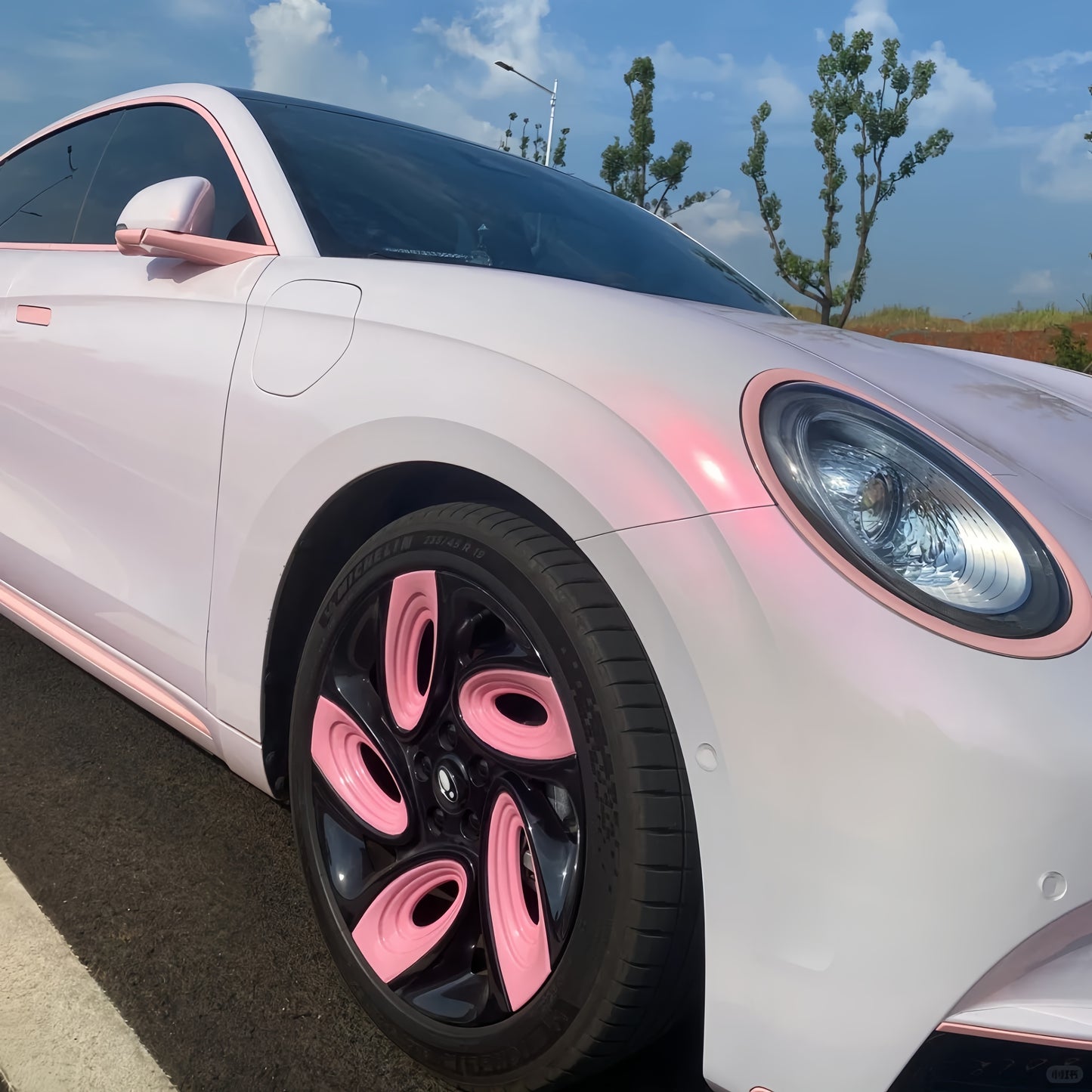 Gloss Metallic Pink to White Car Vinyl Wrap